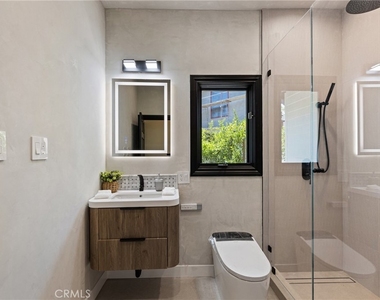 6016 N Woodlake Avenue - Photo Thumbnail 16
