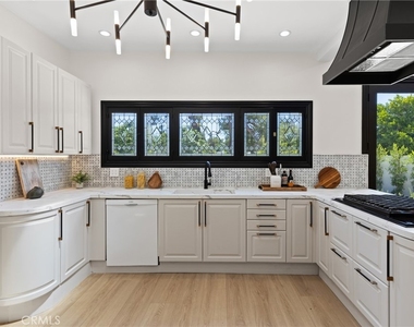6016 N Woodlake Avenue - Photo Thumbnail 8