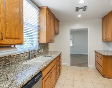22436 Ave San Luis - Photo Thumbnail 9