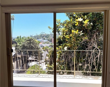 1651 Golden Gate - Photo Thumbnail 2