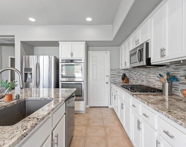 1071 Greenway Rd - Photo Thumbnail 10