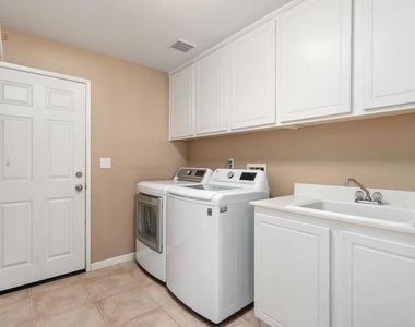 1071 Greenway Rd - Photo Thumbnail 15