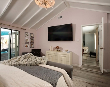 1412 N Catalina - Photo Thumbnail 16