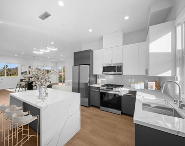 13846 Moorpark Street - Photo Thumbnail 5