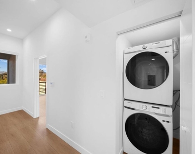 13846 Moorpark Street - Photo Thumbnail 9