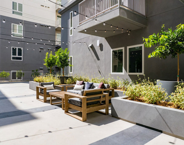 839 S Fedora Street - Photo Thumbnail 6