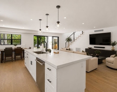 11439 Chenault Street - Photo Thumbnail 5