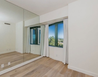 10520 Wilshire Boulevard - Photo Thumbnail 2