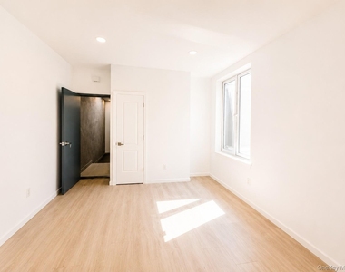 6946 64th Street - Photo Thumbnail 5