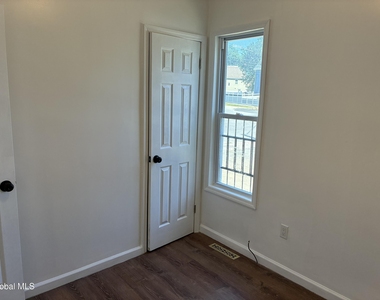 803 Craig Street - Photo Thumbnail 9