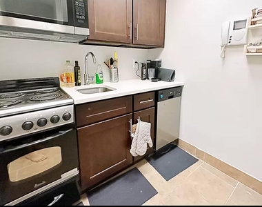 333 W 43rd Street - Photo Thumbnail 5