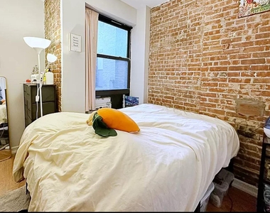 333 W 43rd Street - Photo Thumbnail 2