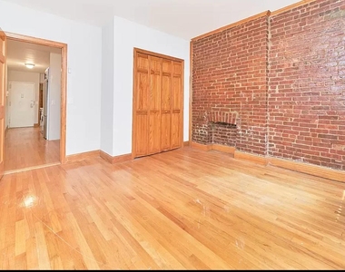 333 W 43rd Street - Photo Thumbnail 1