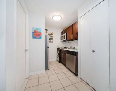333 W 43rd Street - Photo Thumbnail 6