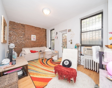 333 W 43rd Street - Photo Thumbnail 3