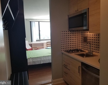 1011 Arlington Boulevard - Photo Thumbnail 4