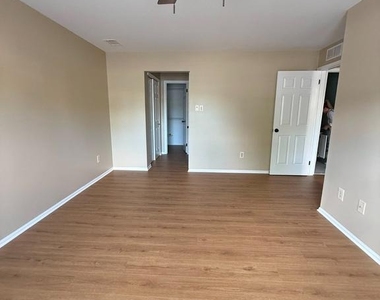 121 Andover Place - Photo Thumbnail 6