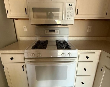 121 Andover Place - Photo Thumbnail 19