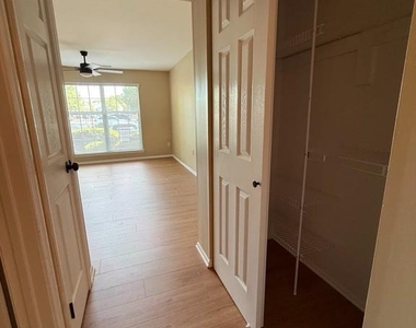 121 Andover Place - Photo Thumbnail 8