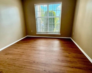121 Andover Place - Photo Thumbnail 7