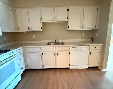 121 Andover Place - Photo Thumbnail 17