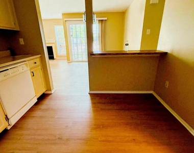 121 Andover Place - Photo Thumbnail 15