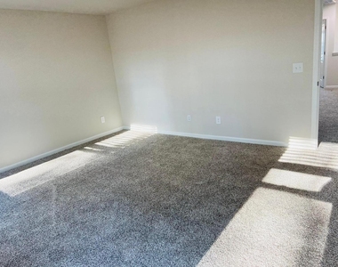 745 Riguard Way - Photo Thumbnail 16
