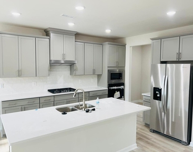 745 Riguard Way - Photo Thumbnail 6