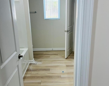 745 Riguard Way - Photo Thumbnail 21