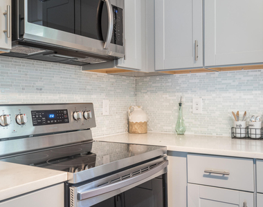 204 W Johnson Street - Photo Thumbnail 7