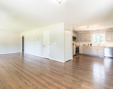 204 W Johnson Street - Photo Thumbnail 2