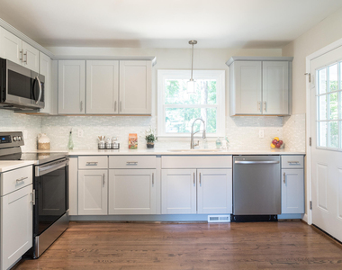 204 W Johnson Street - Photo Thumbnail 6