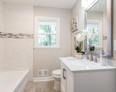 204 W Johnson Street - Photo Thumbnail 13