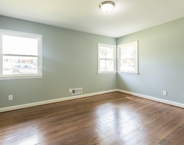 204 W Johnson Street - Photo Thumbnail 9