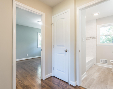 204 W Johnson Street - Photo Thumbnail 11