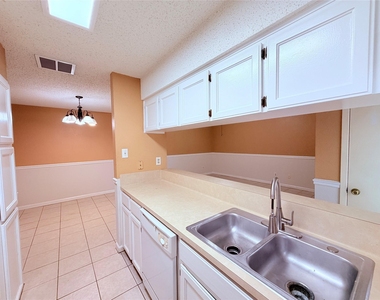 6503 Columbia Oaks Ct - Photo Thumbnail 12