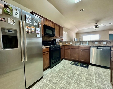 7521 Cedar Edge Dr - Photo Thumbnail 2