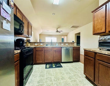 7521 Cedar Edge Dr - Photo Thumbnail 3