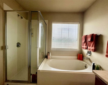 7521 Cedar Edge Dr - Photo Thumbnail 12