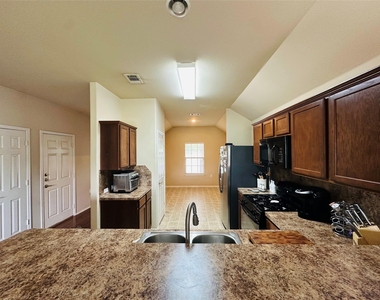 7521 Cedar Edge Dr - Photo Thumbnail 5