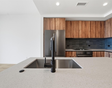 84 East Ave - Photo Thumbnail 14