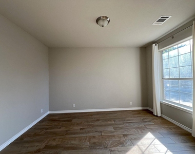 1112 Vanderbilt Cir - Photo Thumbnail 18