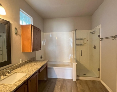 1112 Vanderbilt Cir - Photo Thumbnail 10