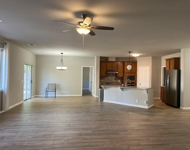 1112 Vanderbilt Cir - Photo Thumbnail 5