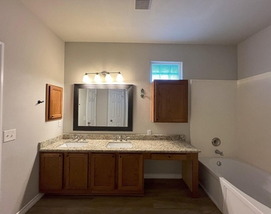 1112 Vanderbilt Cir - Photo Thumbnail 14