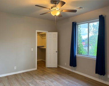1112 Vanderbilt Cir - Photo Thumbnail 32