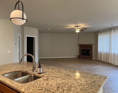 1112 Vanderbilt Cir - Photo Thumbnail 2