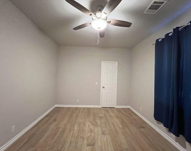 1112 Vanderbilt Cir - Photo Thumbnail 13