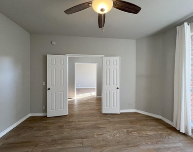 1112 Vanderbilt Cir - Photo Thumbnail 9
