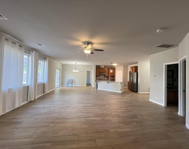 1112 Vanderbilt Cir - Photo Thumbnail 6